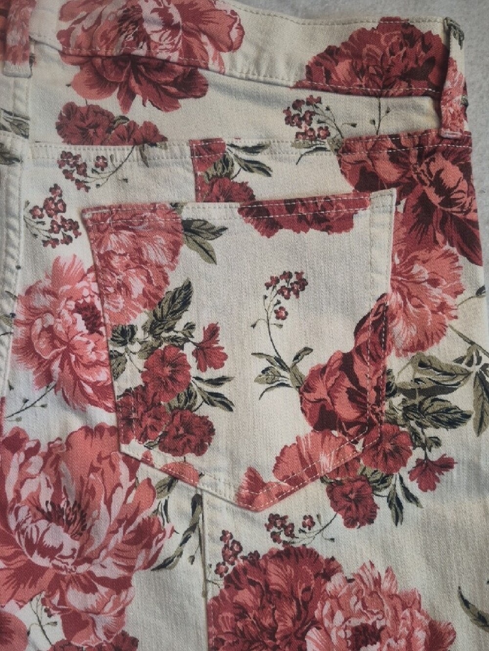 Women Ava & Viv Cream Floral Print Jeans with Red Roses - Picture 2 of 9